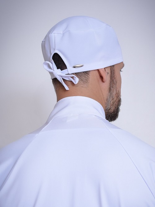 Parte traseira ajustável por amarração no mesmo tecido do gorro.