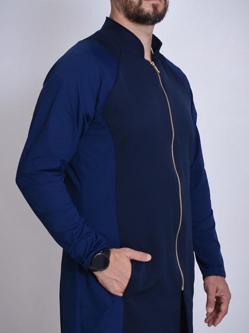 Mangas modelo reglan. Fechamento em zíper.