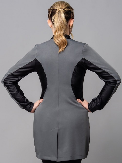 Recorte arredondado em lua na região da cintura em outra cor.