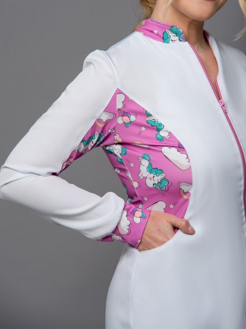 Detalhes em tecido estampado e mangas longas com punho.