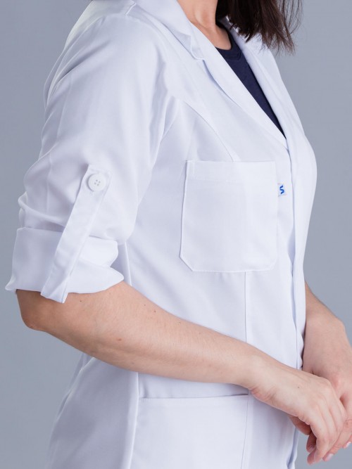 Conta com a opção de usar a manga dobrada, estilo meia manga com prendedor