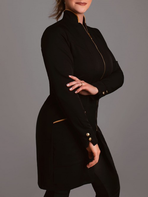 Modelagem acinturada com detalhes em tecido acetinado