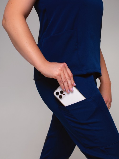 Conjunto Scrub Feminino Mariana - Dois bolsos faca frontais internos e um bolso na lateral da coxa direita